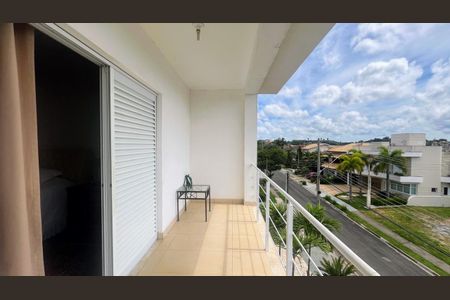 Casa de condomínio à venda com 234m², 3 quartos e 4 vagas Casa de condomínio à venda com 234m², 3 quartos e 4 vagasVaranda