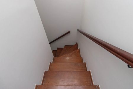 Casa de condomínio à venda com 121m², 3 quartos e 2 vagas Casa de condomínio à venda com 121m², 3 quartos e 2 vagasEscada