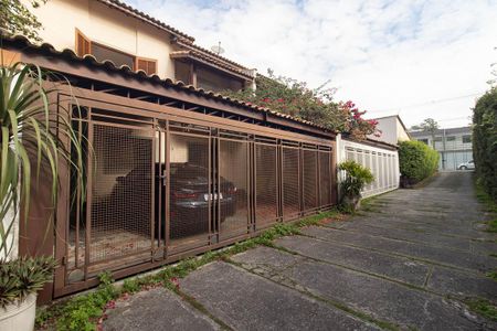 Casa de condomínio à venda com 121m², 3 quartos e 2 vagas Casa de condomínio à venda com 121m², 3 quartos e 2 vagasFachada