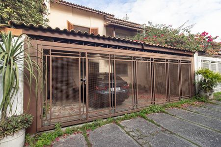 Casa de condomínio à venda com 121m², 3 quartos e 2 vagas Casa de condomínio à venda com 121m², 3 quartos e 2 vagasFachada