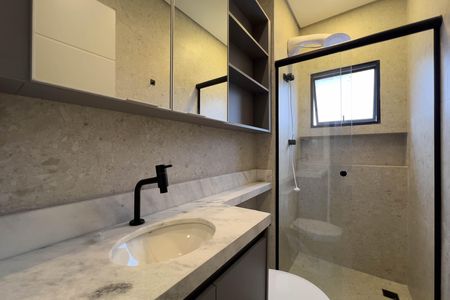 Banheiro de kitnet/studio para alugar com 1 quarto, 32m² em Vila Monumento, São Paulo