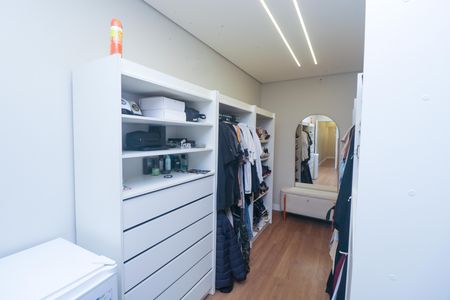 Casa à venda com 250m², 4 quartos e 2 vagas Casa à venda com 250m², 4 quartos e 2 vagasCloset da Suíte Master