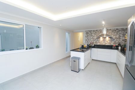 Casa à venda com 250m², 4 quartos e 2 vagas Casa à venda com 250m², 4 quartos e 2 vagasCozinha