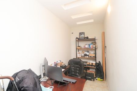 Casa à venda com 250m², 4 quartos e 2 vagas Casa à venda com 250m², 4 quartos e 2 vagasEscritório