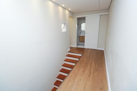 Casa à venda com 250m², 4 quartos e 2 vagas Casa à venda com 250m², 4 quartos e 2 vagasEscada