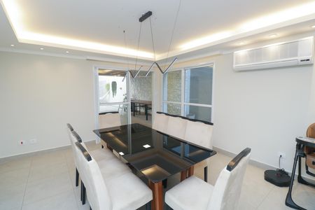 Casa à venda com 250m², 4 quartos e 2 vagas Casa à venda com 250m², 4 quartos e 2 vagasSala de Jantar