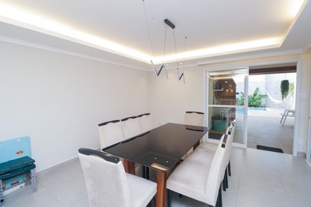 Casa à venda com 250m², 4 quartos e 2 vagas Casa à venda com 250m², 4 quartos e 2 vagasSala de Jantar