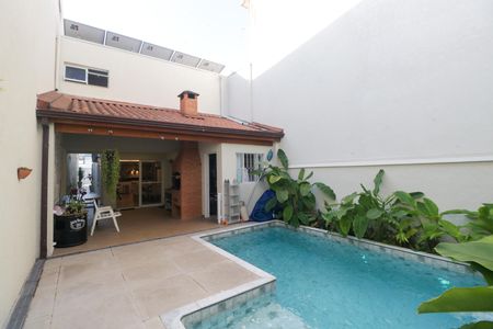 Casa à venda com 250m², 4 quartos e 2 vagas Casa à venda com 250m², 4 quartos e 2 vagasPiscina
