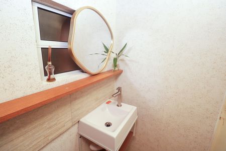 Casa à venda com 250m², 4 quartos e 2 vagas Casa à venda com 250m², 4 quartos e 2 vagasLavabo