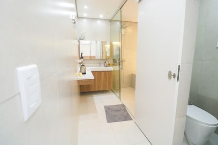 Casa à venda com 250m², 4 quartos e 2 vagas Casa à venda com 250m², 4 quartos e 2 vagasBanheiro da Suíte Master