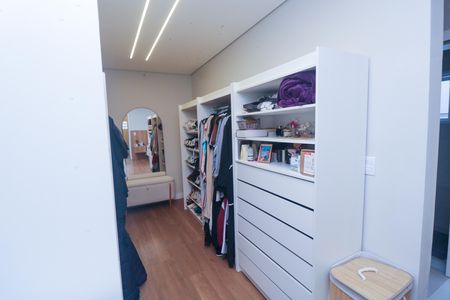 Casa à venda com 250m², 4 quartos e 2 vagas Casa à venda com 250m², 4 quartos e 2 vagasCloset da Suíte Master