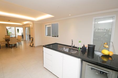 Casa à venda com 250m², 4 quartos e 2 vagas Casa à venda com 250m², 4 quartos e 2 vagasCozinha