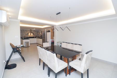 Casa à venda com 250m², 4 quartos e 2 vagas Casa à venda com 250m², 4 quartos e 2 vagasSala de Jantar