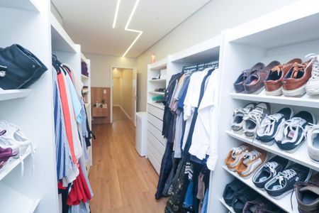 Casa à venda com 250m², 4 quartos e 2 vagas Casa à venda com 250m², 4 quartos e 2 vagasCloset da Suíte Master