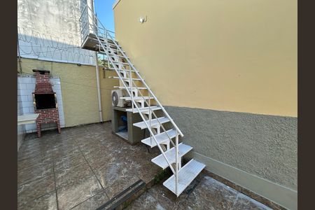 Casa à venda com 150m², 2 quartos e 1 vagaEscada