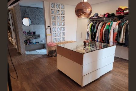 Casa à venda com 350m², 3 quartos e 3 vagas Casa à venda com 350m², 3 quartos e 3 vagasCloset da Suíte