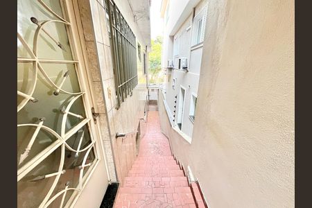 Casa para alugar com 130m², 2 quartos e 1 vaga Casa para alugar com 130m², 2 quartos e 1 vagaEscada