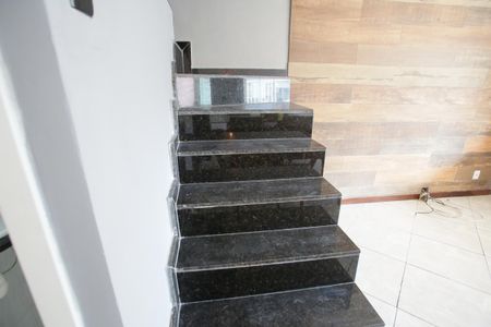 Casa para alugar com 200m², 3 quartos e 3 vagasEscada