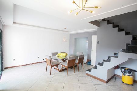 Casa para alugar com 200m², 3 quartos e 3 vagasSala