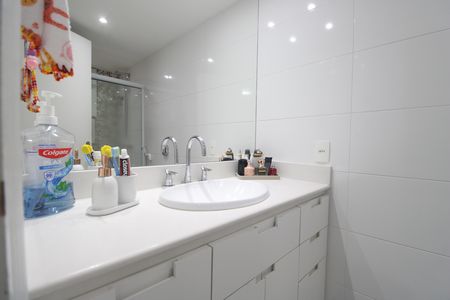 Banheiro da suíte de casa de condomínio à venda com 3 quartos, 181m² em Jacarepaguá, Rio de Janeiro