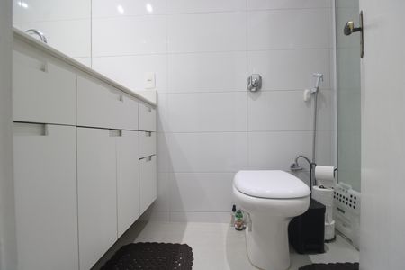 Casa de condomínio à venda com 181m², 3 quartos e 2 vagasBanheiro da suíte