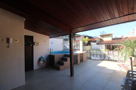 Casa de condomínio à venda com 181m², 3 quartos e 2 vagasTerraço