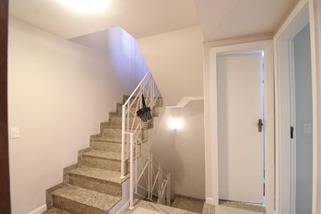 Casa de condomínio à venda com 181m², 3 quartos e 2 vagasCorredor - Escada