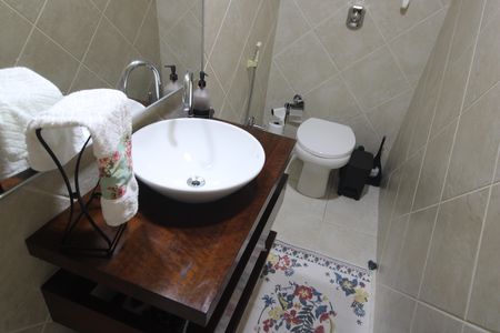 Casa de condomínio à venda com 181m², 3 quartos e 2 vagasLavabo