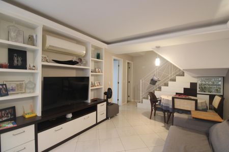 Sala de casa de condomínio à venda com 3 quartos, 181m² em Jacarepaguá, Rio de Janeiro