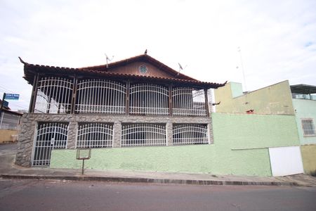 Casa para alugar com 300m², 5 quartos e 2 vagasFachada