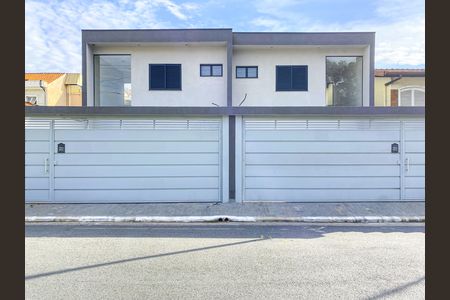 Casa à venda com 133m², 3 quartos e 2 vagas Casa à venda com 133m², 3 quartos e 2 vagasFachada