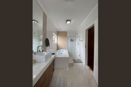 Casa de condomínio à venda com 320m², 5 quartos e 5 vagasBanheiro