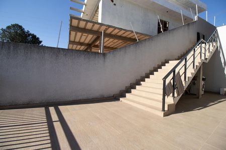 Casa para alugar com 300m², 4 quartos e 3 vagas Casa para alugar com 300m², 4 quartos e 3 vagasEscadas Área externa