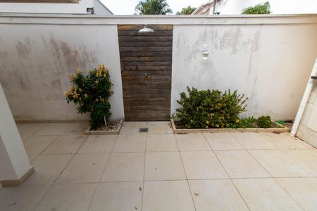 Casa de condomínio para alugar com 160m², 3 quartos e 2 vagas Casa de condomínio para alugar com 160m², 3 quartos e 2 vagasÁREA EXTERNA FUNDOS