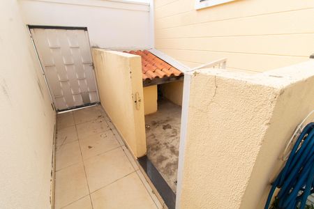 Casa de condomínio para alugar com 160m², 3 quartos e 2 vagas Casa de condomínio para alugar com 160m², 3 quartos e 2 vagasÁREA EXTERNA LATERAL CANIL