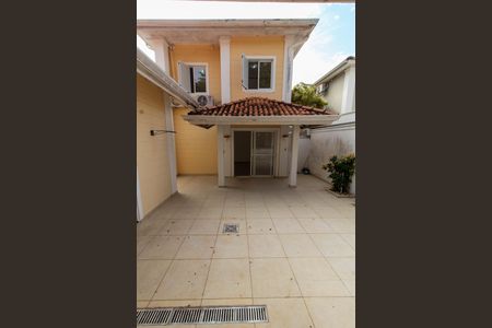 Casa de condomínio para alugar com 160m², 3 quartos e 2 vagas Casa de condomínio para alugar com 160m², 3 quartos e 2 vagasÁREA EXTERNA FUNDOS