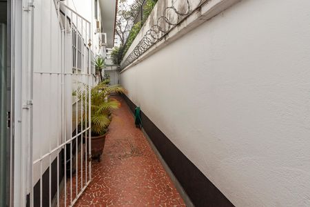 Casa à venda com 284m², 4 quartos e 4 vagas Casa à venda com 284m², 4 quartos e 4 vagasCorredor Externo