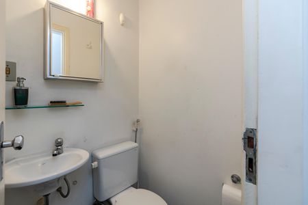 Casa à venda com 284m², 4 quartos e 4 vagas Casa à venda com 284m², 4 quartos e 4 vagasBanheiro
