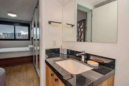 Banheiro de kitnet/studio para alugar com 1 quarto, 42m² em Auxiliadora, Porto Alegre