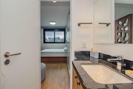 Banheiro de kitnet/studio para alugar com 1 quarto, 42m² em Auxiliadora, Porto Alegre