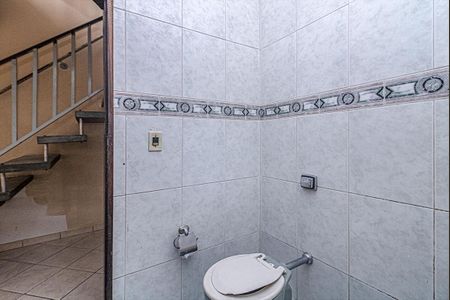 banheiro social_2 de casa para alugar com 2 quartos, 40m² em Parque Bristol, São Paulo