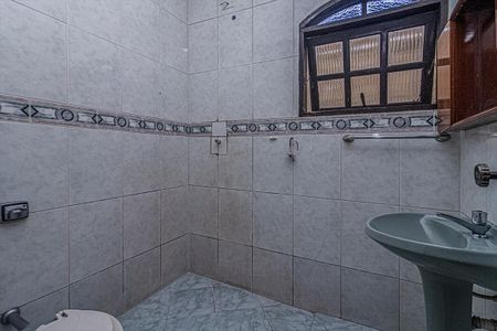 banheiro social_1 de casa para alugar com 2 quartos, 40m² em Parque Bristol, São Paulo