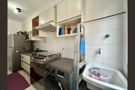 Apartamento à venda com 60m², 3 quartos e 2 vagas Apartamento à venda com 60m², 3 quartos e 2 vagasCozinha e Área de Serviço