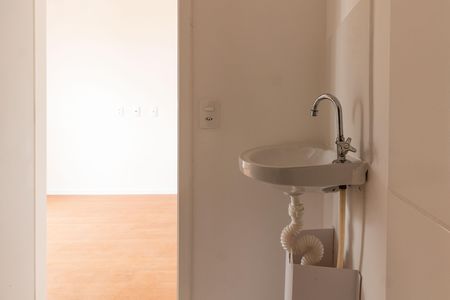 Banheiro de kitnet/studio para alugar com 1 quarto, 17m² em Vila Ipojuca, São Paulo