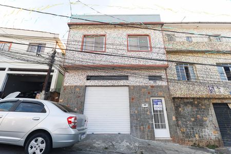 Casa à venda com 111m², 2 quartos e 2 vagas Casa à venda com 111m², 2 quartos e 2 vagasFachada