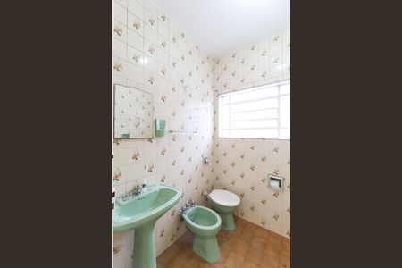 Casa à venda com 111m², 2 quartos e 2 vagas Casa à venda com 111m², 2 quartos e 2 vagasBanheiro