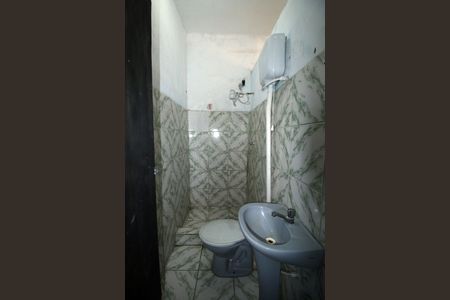 Banheiro de kitnet/studio para alugar com 1 quarto, 35m² em Brás de Pina, Rio de Janeiro