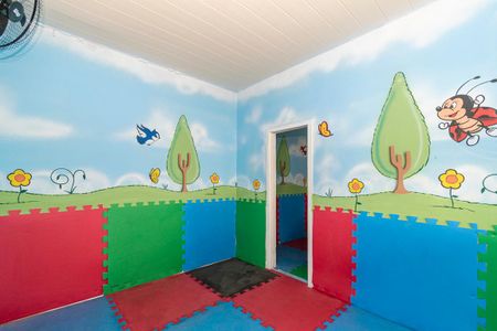 Casa à venda com 560m², 5 quartos e 6 vagasCasa fundos - Sala