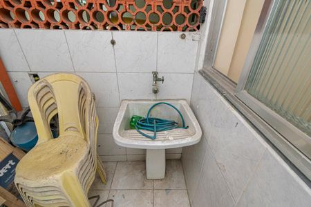 Casa à venda com 560m², 5 quartos e 6 vagasCasa fundos - Área de serviço