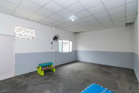 Casa à venda com 560m², 5 quartos e 6 vagasFundos - Salão extra reversível